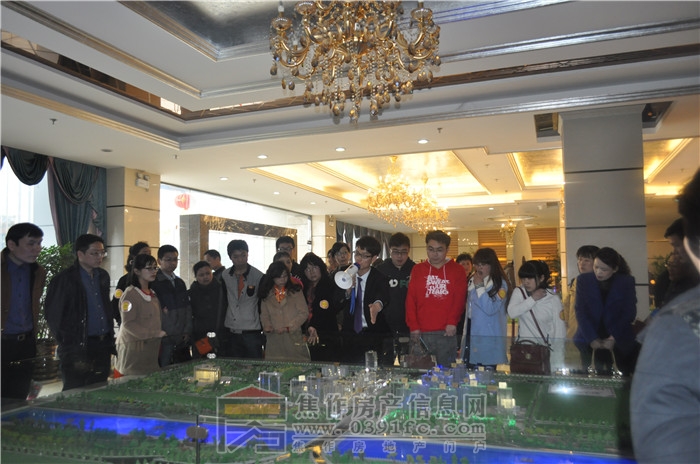 網(wǎng)友團圍沙盤聽講解