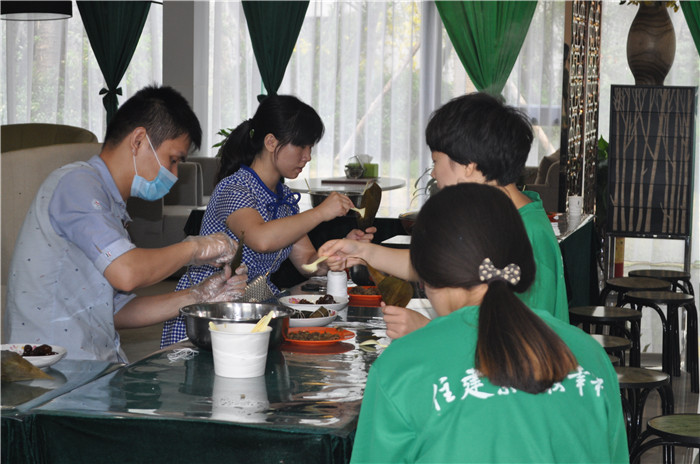 建業(yè)·公園里