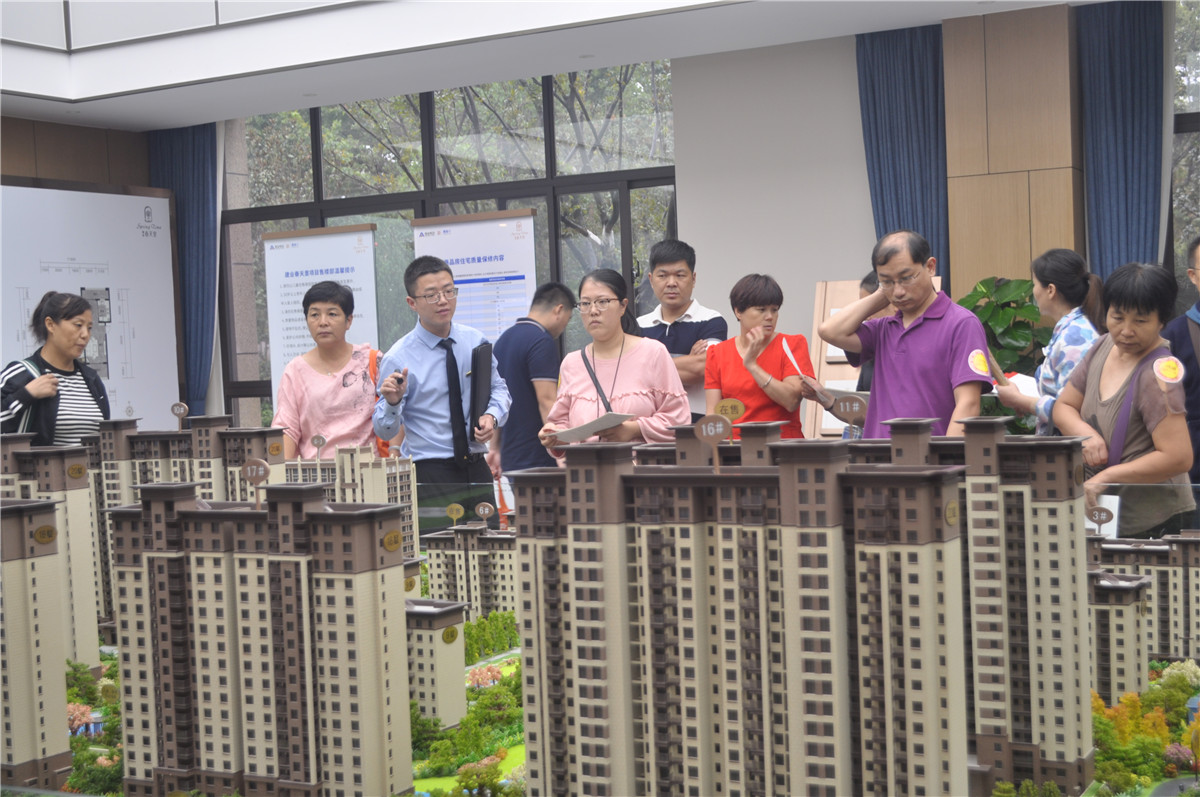 客戶聚集在沙盤前