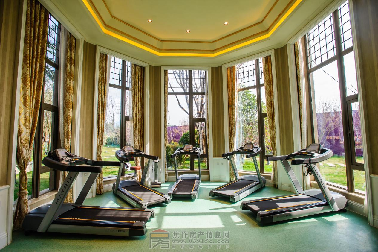 恒大悅龍臺(tái)以木造景，師法自然，　精筑約78000㎡新中式園林，恒大悅龍臺(tái)悅賢會(huì)所，奢華兼?zhèn)洌喙δ芊謪^(qū)，恒溫泳池、健身房、舞蹈室、繪畫室、兒童樂園…多種娛樂、休閑的場(chǎng)所均為業(yè)主提供貼心服務(wù)，恒大悅龍臺(tái)商業(yè)步行街，齊聚餐飲、娛樂、休閑、住宅為一體，展現(xiàn)繁華時(shí)代，在家即刻演繹浪漫風(fēng)情，約9000㎡恒大影城讓完美生活“視”不可擋！組團(tuán)電話：400-0391-661轉(zhuǎn)8333