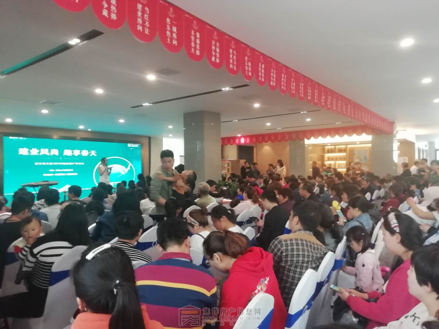 2019年4月20日建業(yè)春天里暖春客戶答謝會(huì) 建業(yè)·春天里VIP會(huì)員全城招募。一萬抵兩萬。5月12日盛大開盤 加入小虎看房團(tuán) 獨(dú)享額外優(yōu)惠！全城預(yù)約，恭迎品鑒！咨詢熱線：0391-8768882