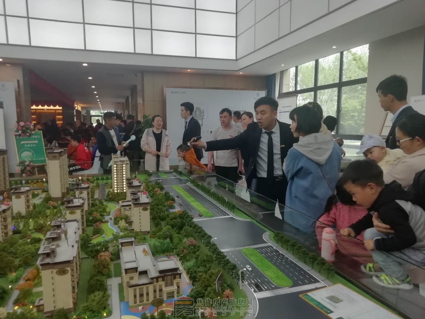 2019年4月20日建業(yè)春天里暖春客戶答謝會(huì) 建業(yè)·春天里VIP會(huì)員全城招募。一萬抵兩萬。5月12日盛大開盤 加入小虎看房團(tuán) 獨(dú)享額外優(yōu)惠！全城預(yù)約，恭迎品鑒！咨詢熱線：0391-8768882