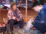 為給兒子攢錢買房 七旬老太深夜街頭擺攤賣菜