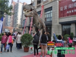 龍?jiān)春?guó)際廣場(chǎng)恐龍展開(kāi)幕--恐龍空降焦作