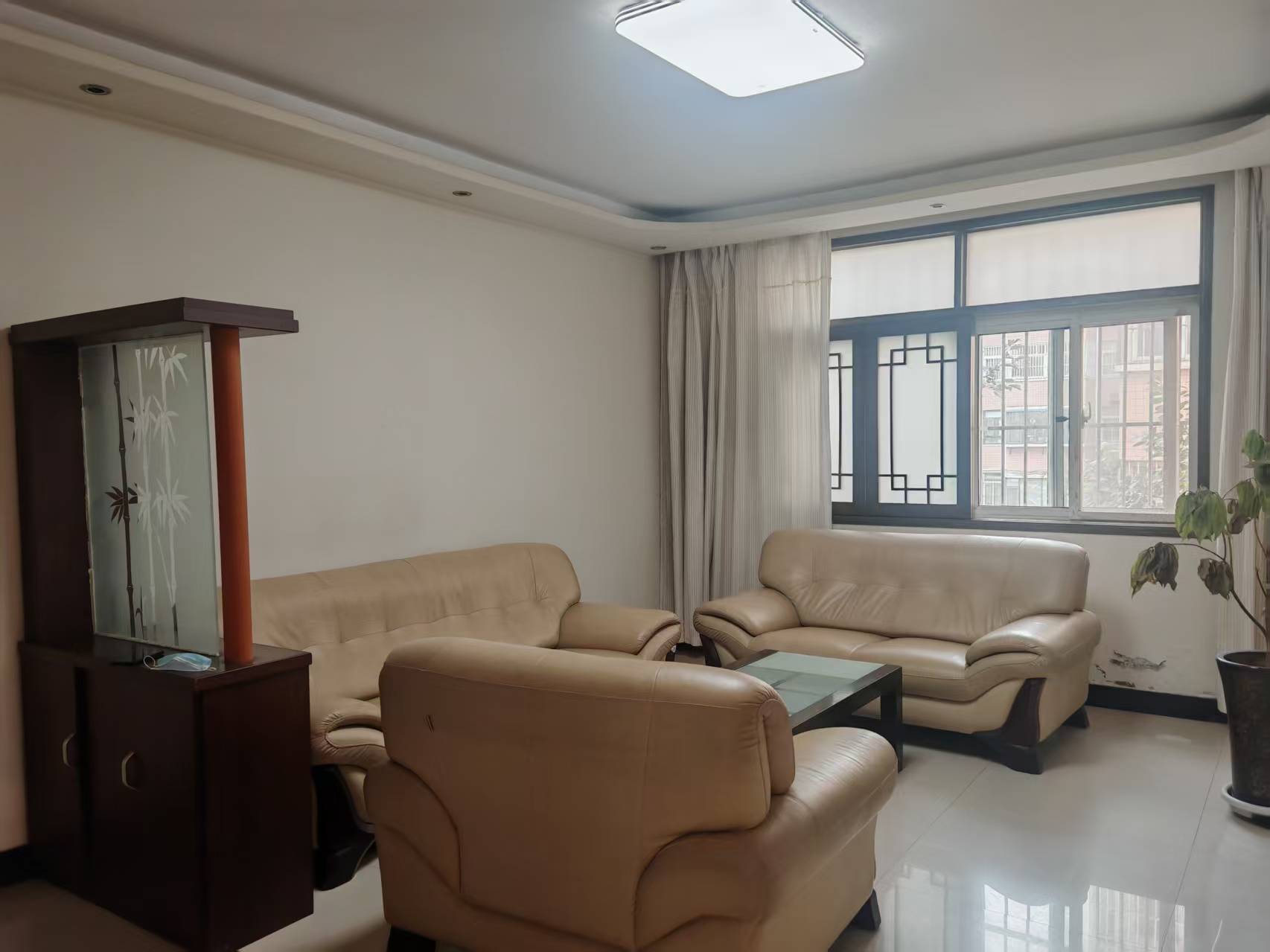  豐收路消防隊家屬院2樓共六層，132平三室兩廳兩衛(wèi)